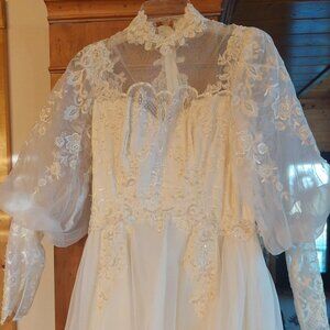 Absolutely Incredible 1970s Gunne Sax Era, Ivory Wedding Dress, label size 10